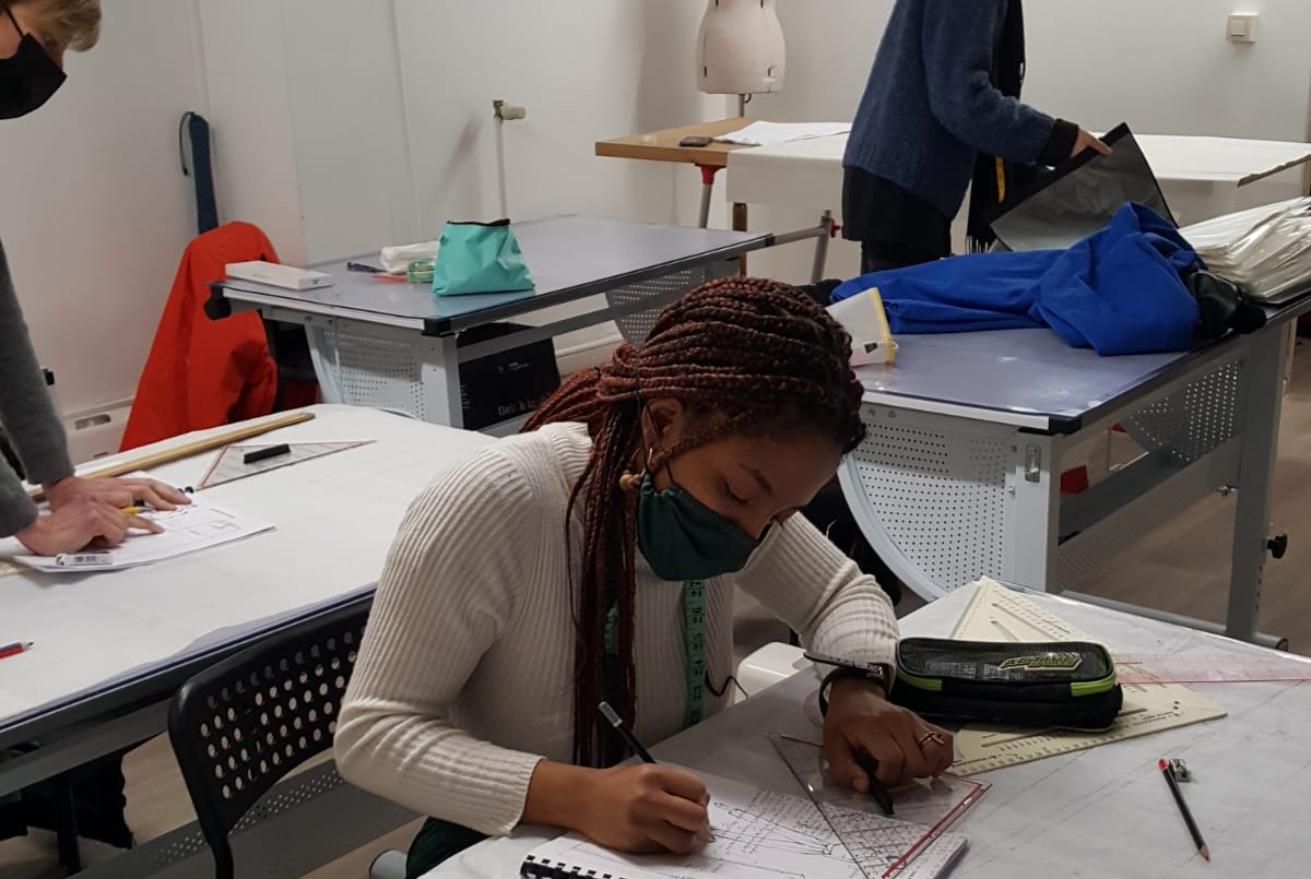 Élèves en train de prendre des cours de couture à GraceB Couture.