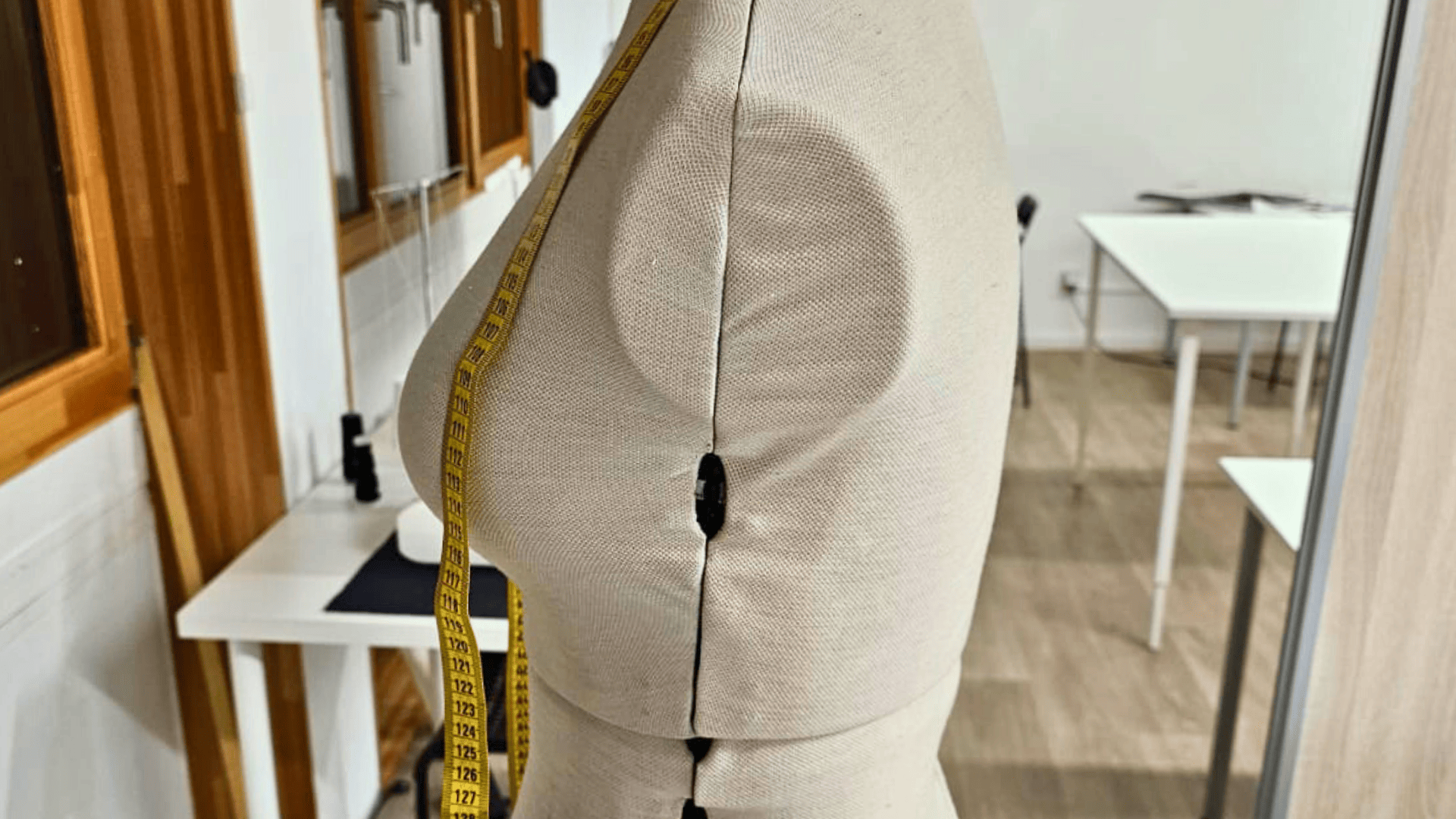 Mannequin de couture professionnel ajustable avec un mètre ruban jaune.