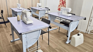 Atelier de couture équipé par Grace B avec machines à coudre pour formations professionnelles.