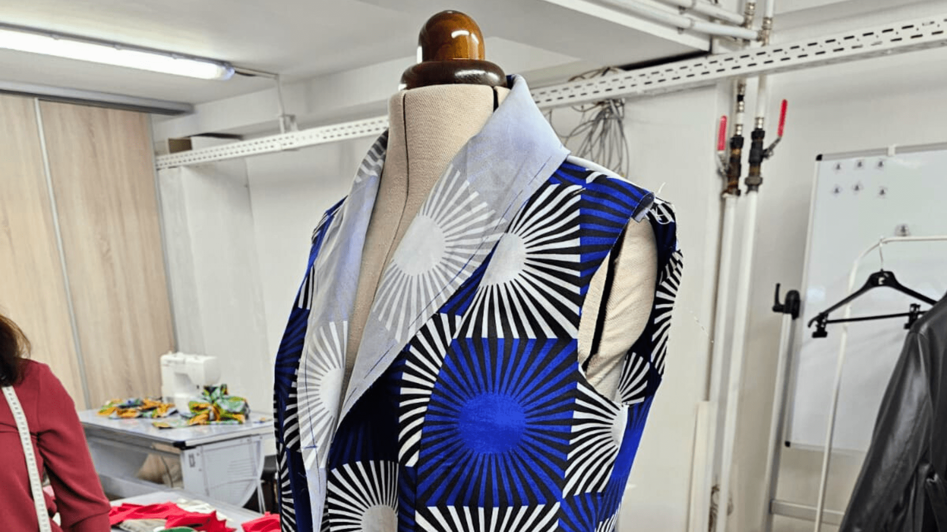Gilet en tissu imprimé avec motifs géométriques bleus et blancs réalisé lors d'un cours de couture chez Grâce B. Couture.